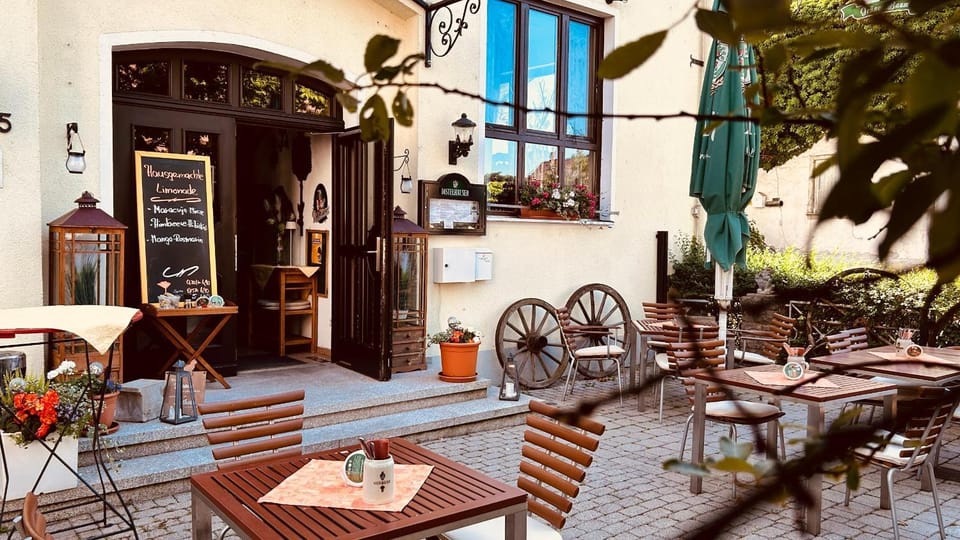 Restaurant/places to eat, Balcony/Terrace