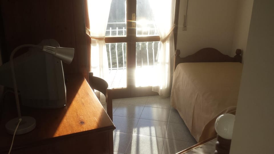 Albergo Al Sole ad AQUILA DI ARROSCIA IM a trenta chilometri dal mare Hotel in Liguria