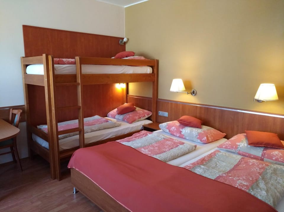 Bedroom, bunk bed