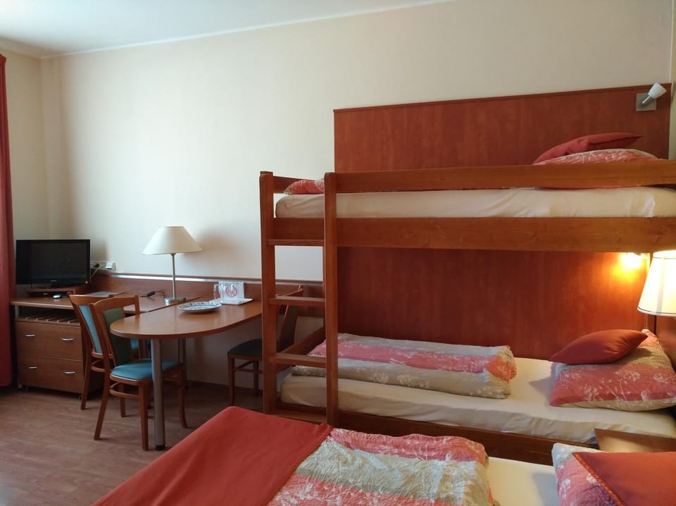 Bedroom, bunk bed