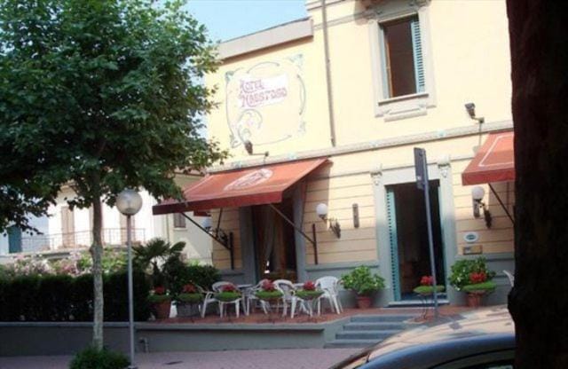 Patio, Facade/entrance, Day