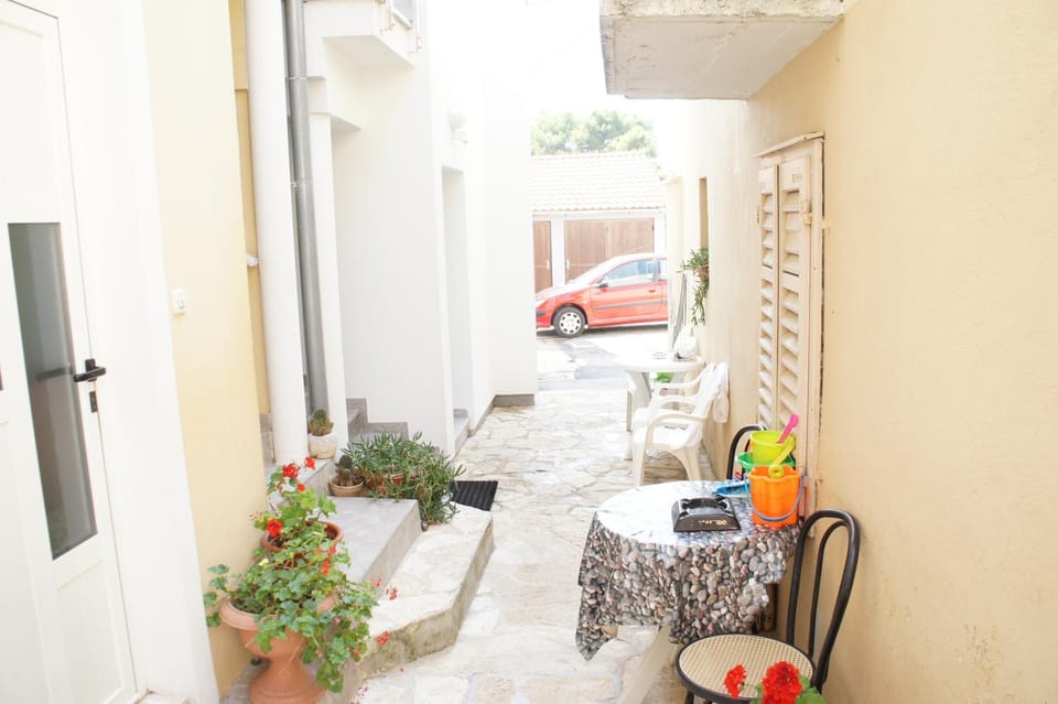 Facade/entrance, Decorative detail