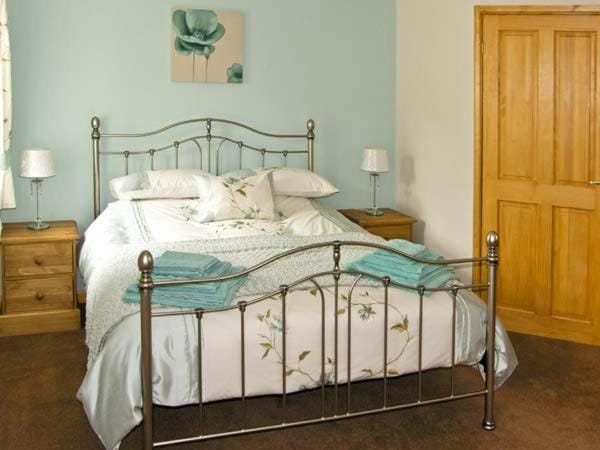 Ty Isaf Penrhyddion House in Bro Garmon