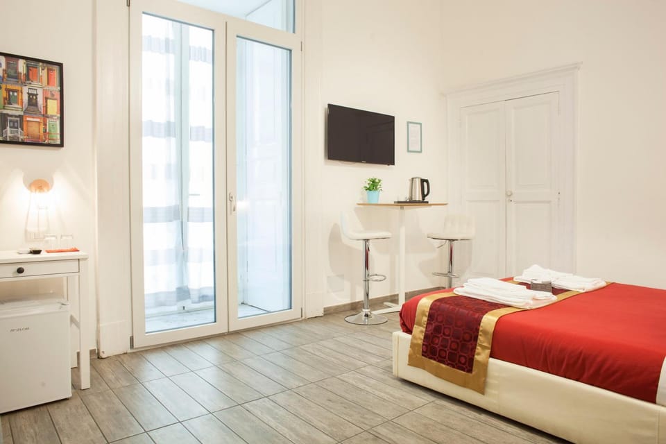Bed, TV and multimedia, Photo of the whole room, hair dresser