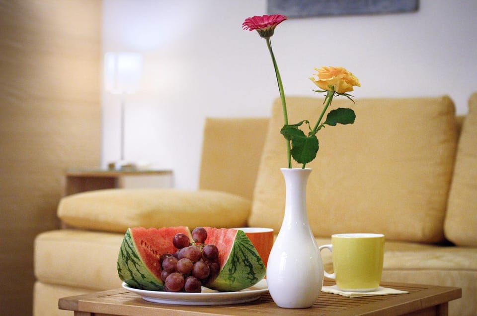 Coffee/tea facilities, Living room, Decorative detail, Seating area
