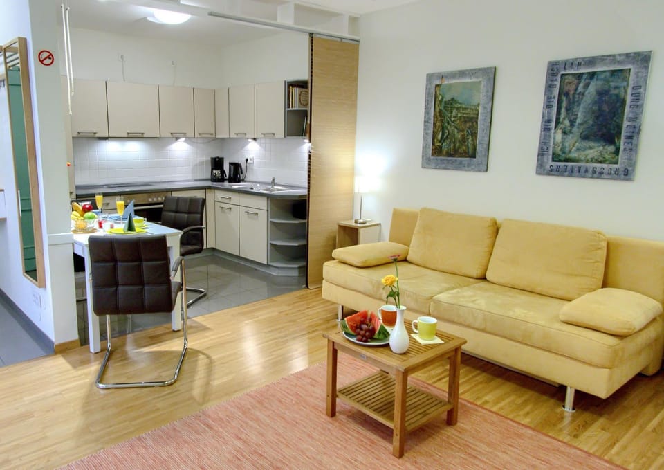 Kitchen or kitchenette, Living room, Seating area, Dining area
