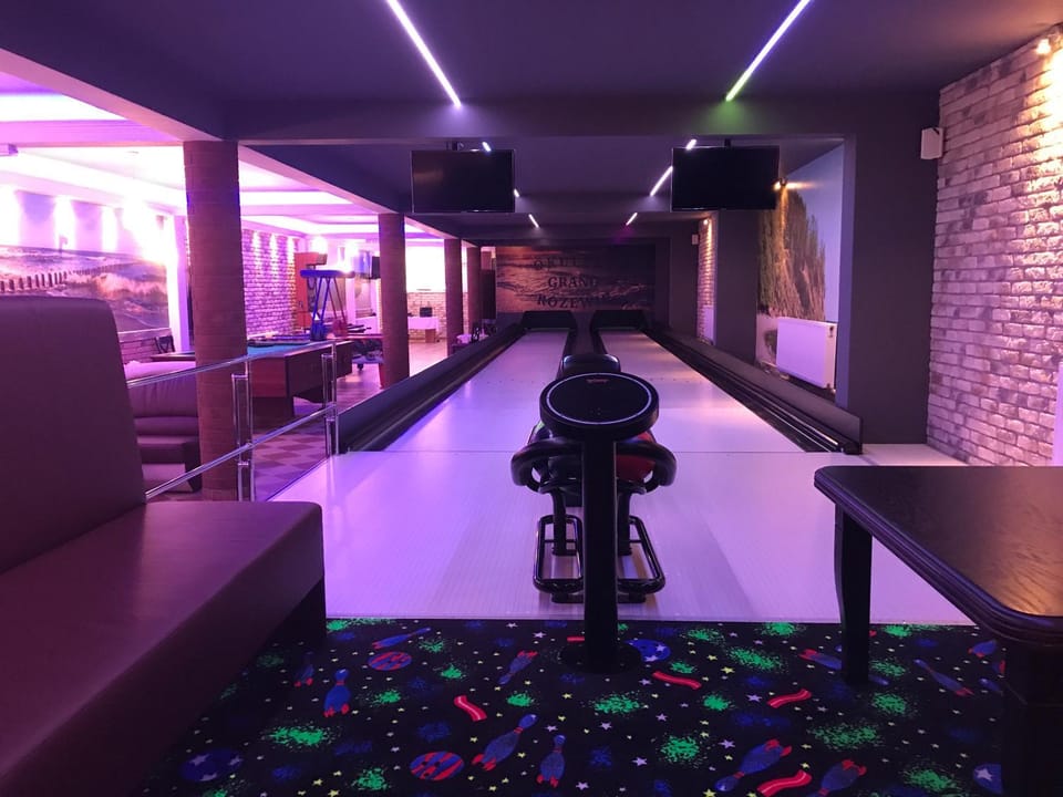 Bowling, Nightclub / DJ, Lounge or bar