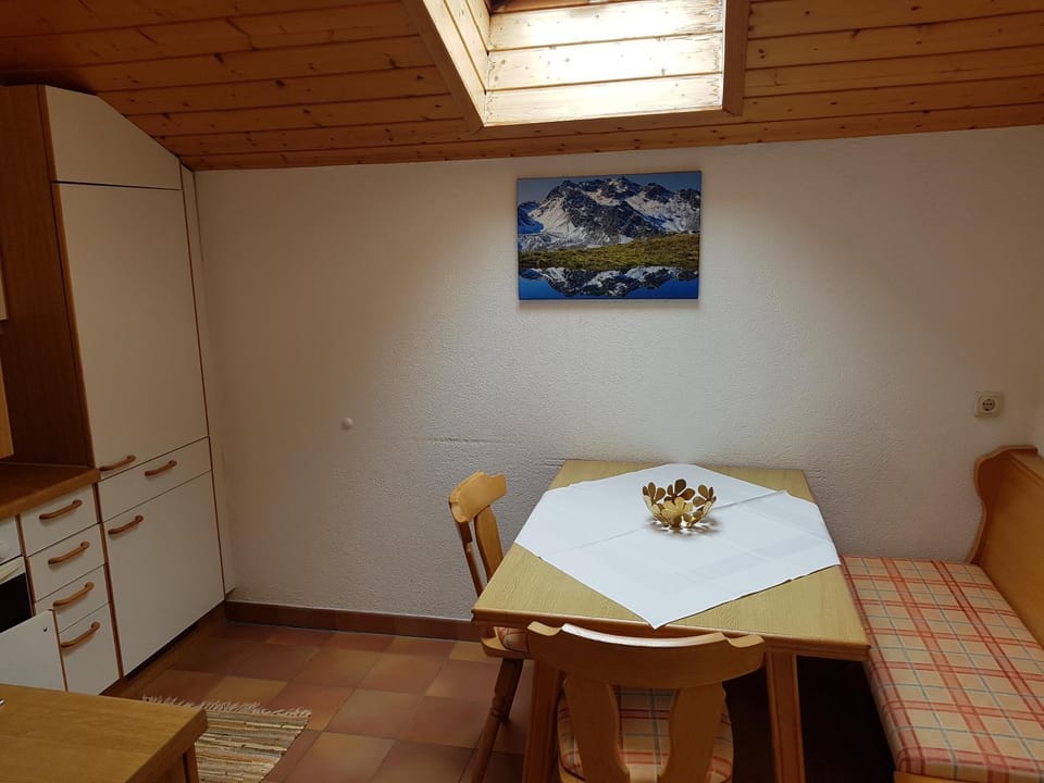 Kitchen or kitchenette, Dining area