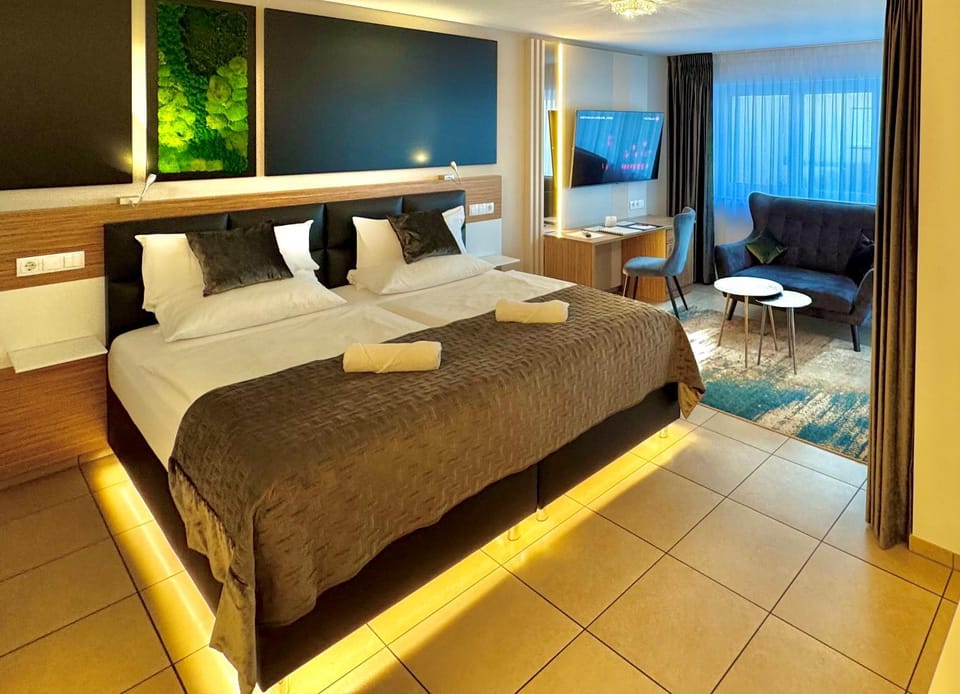 Bed, TV and multimedia, Living room, Photo of the whole room, Seating area, Bedroom, towels