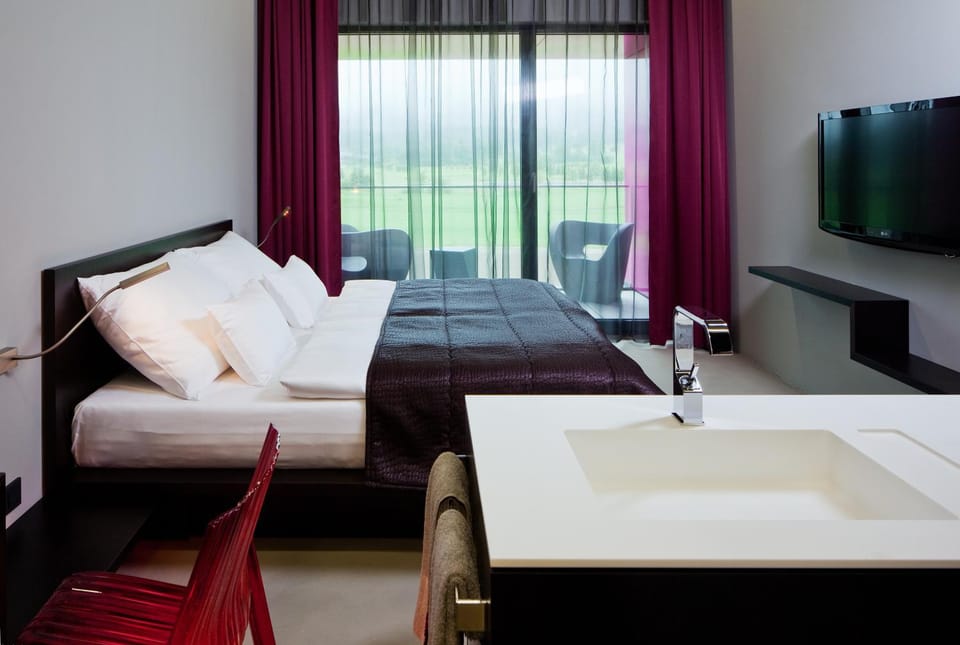Bed, TV and multimedia, Seating area, Bedroom