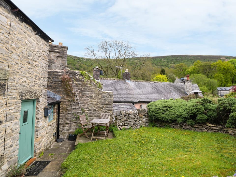 Sunny Bank View House in High Peak District