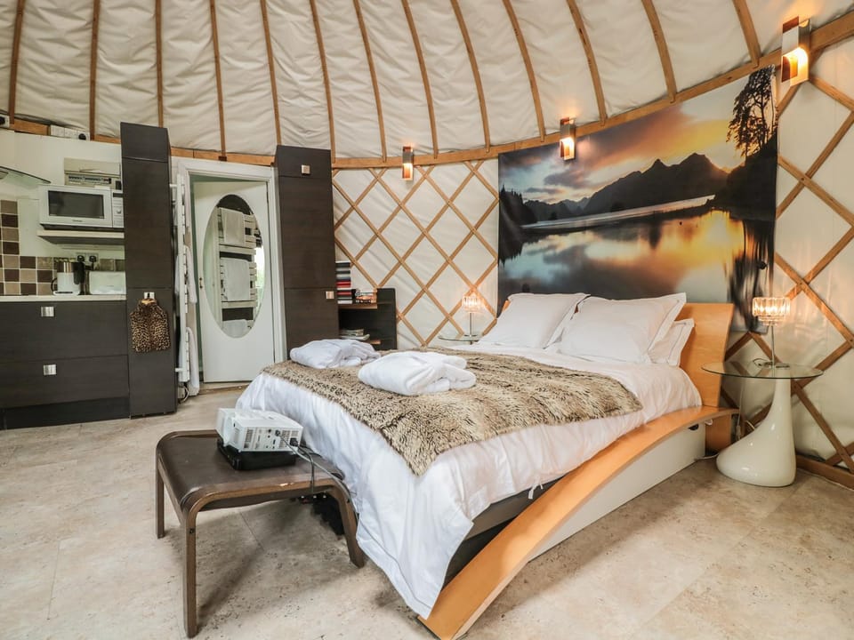 Island Yurt House in Wychavon District