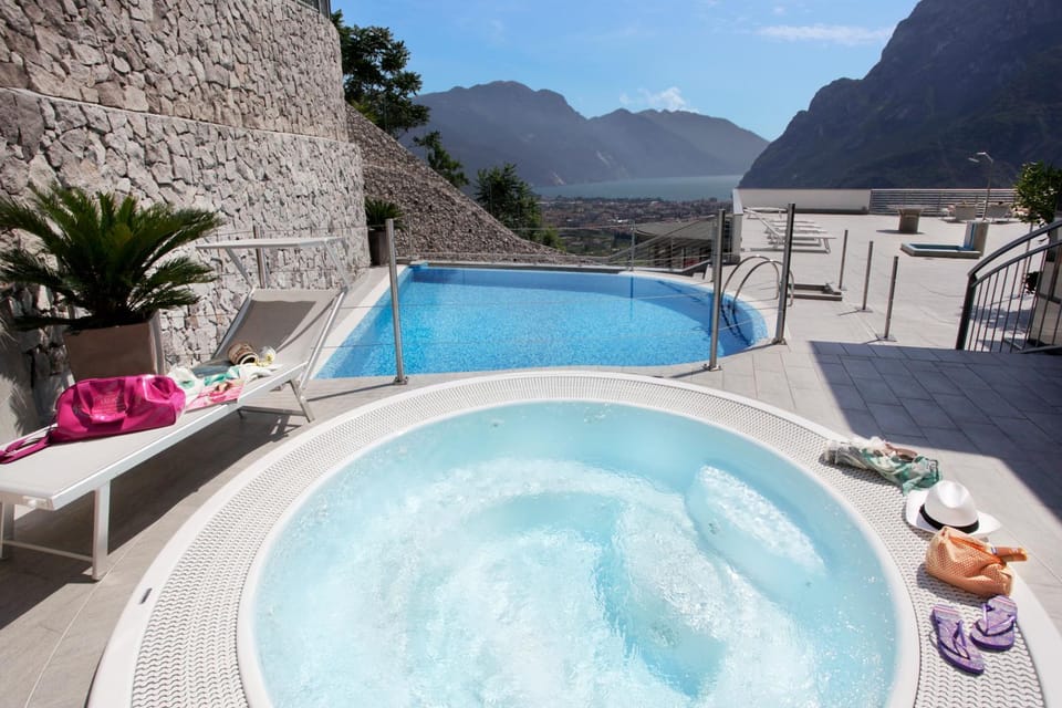 Hot Tub, Swimming pool