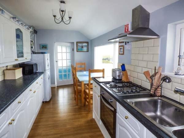 Ty'r Enfys Bach - Upper Apartment in Trearddur Bay