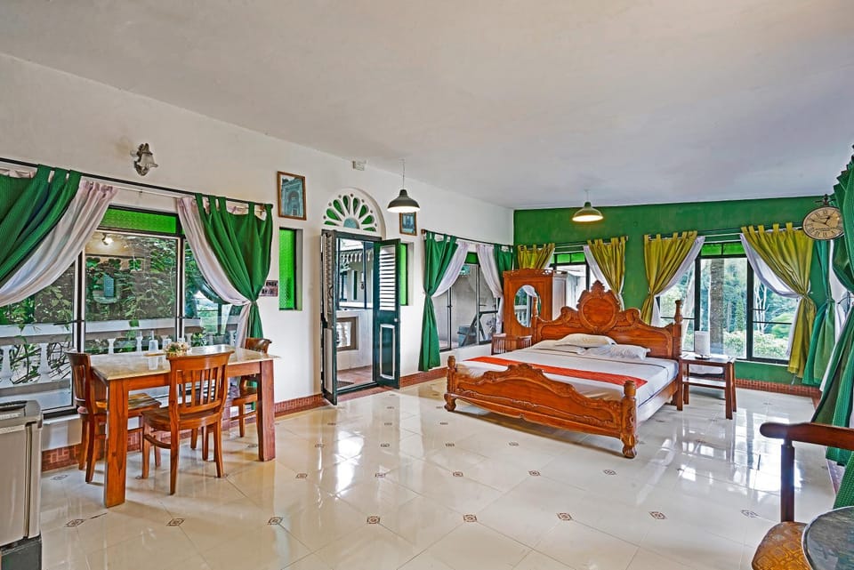 Bed, Photo of the whole room, Seating area, Bedroom