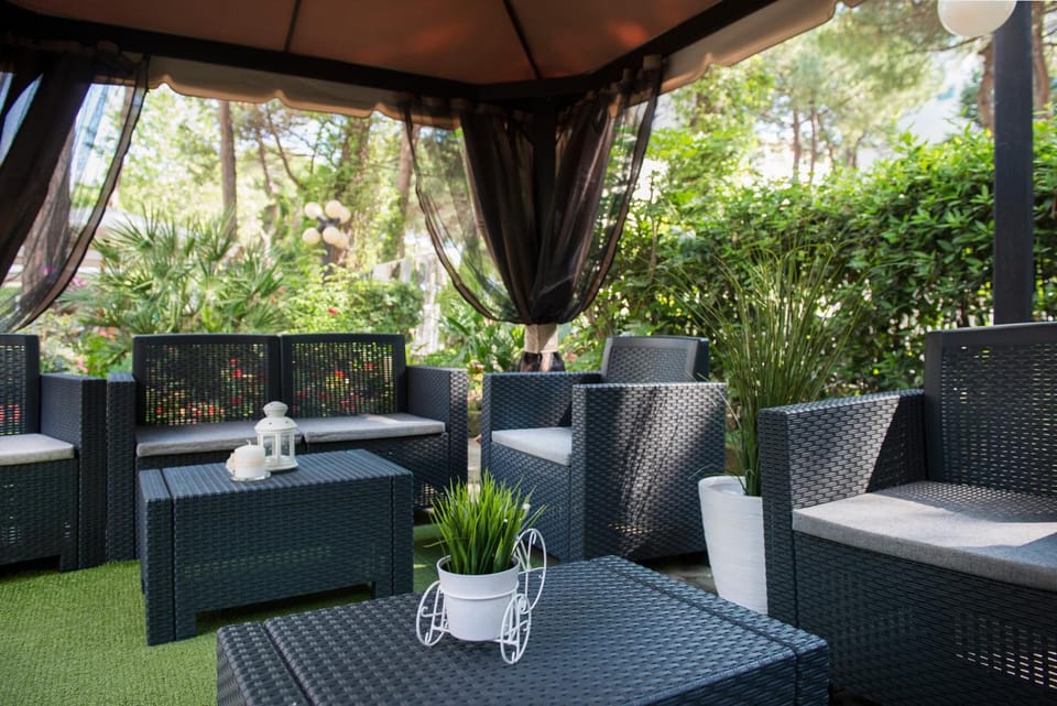 Garden, Lounge or bar