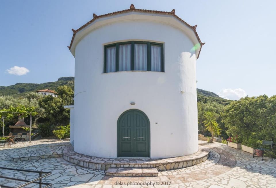 Property building, Facade/entrance, Natural landscape, BBQ facilities, Balcony/Terrace, Mountain view