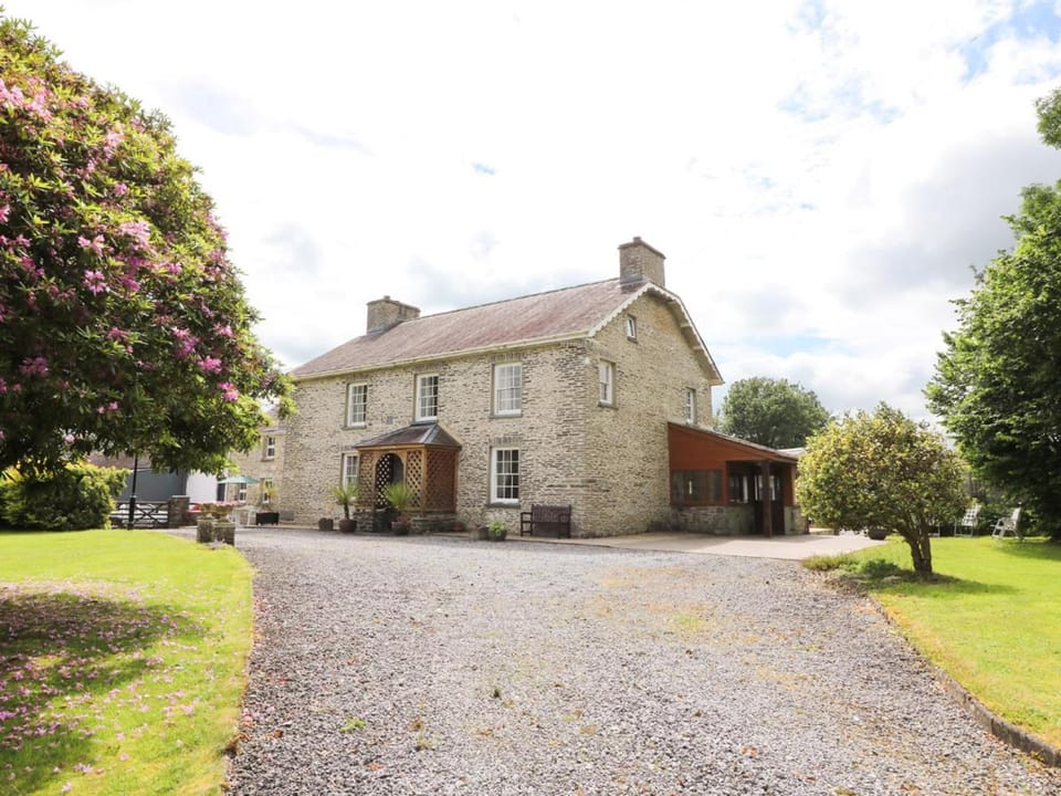 Dolau Farmhouse House in Wales