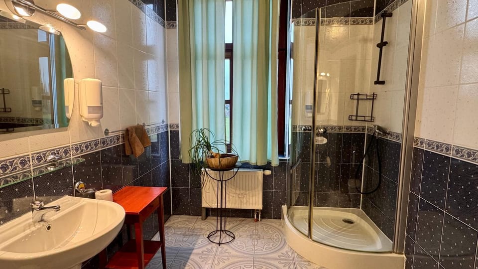Shower, Bathroom, towels