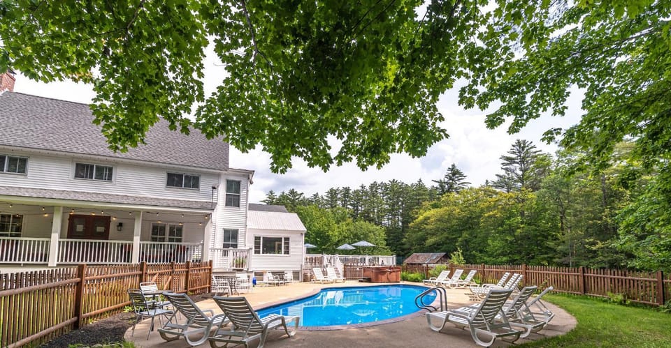 Property building, Patio, Spring, Day, Summer, Garden, Garden view, Pool view, Swimming pool, sunbed
