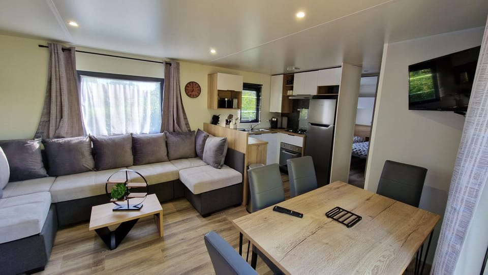 Communal lounge/ TV room, TV and multimedia, Dining area