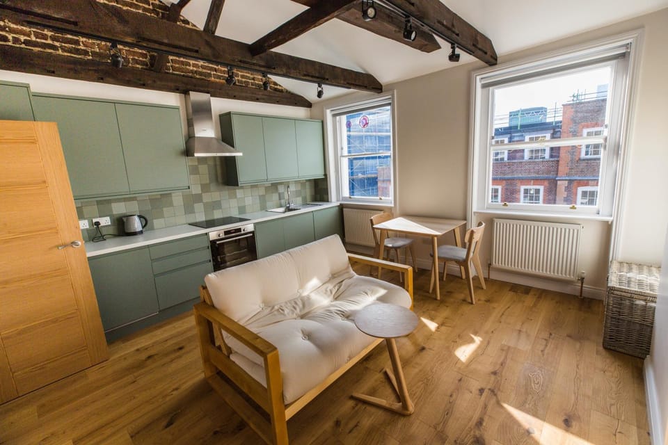 Kitchen or kitchenette, Seating area, stove