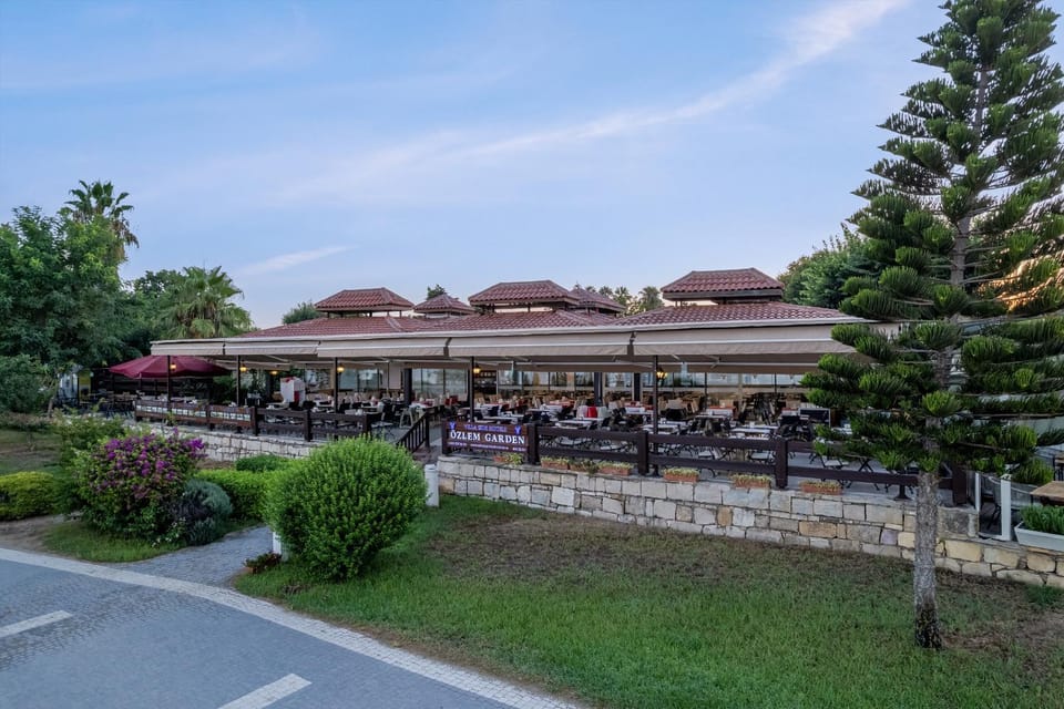 Property building, Restaurant/places to eat, Day, Garden view