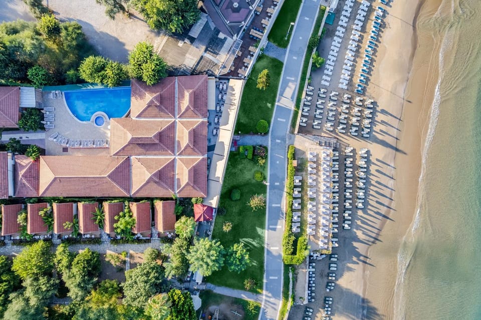 Property building, Natural landscape, Bird's eye view, Beach, Swimming pool, sunbed