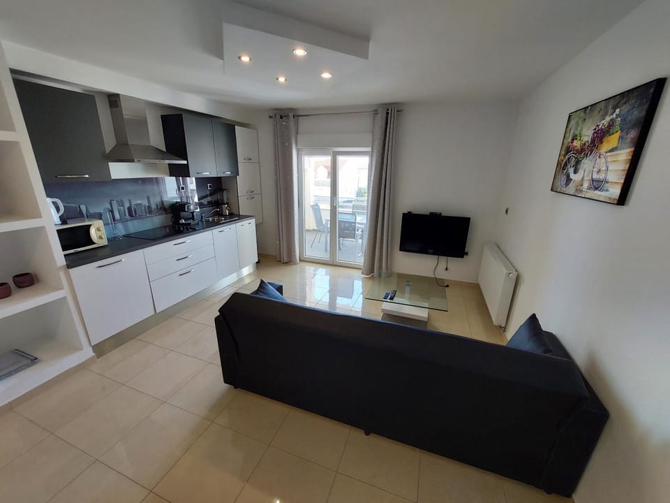 TV and multimedia, Kitchen or kitchenette, Living room, Seating area