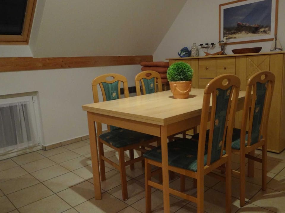 Seating area, Dining area