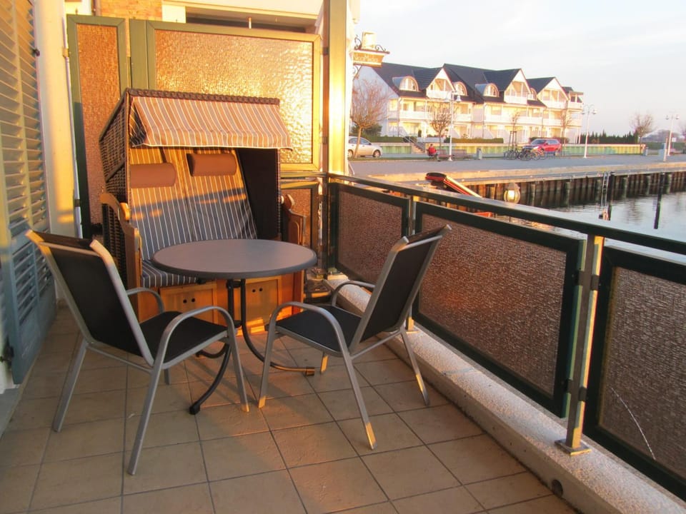 Balcony/Terrace, City view, Street view
