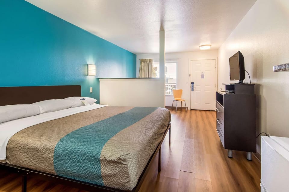 TV and multimedia, Photo of the whole room, On site