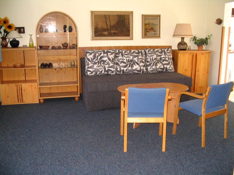 Bed, Living room, Seating area