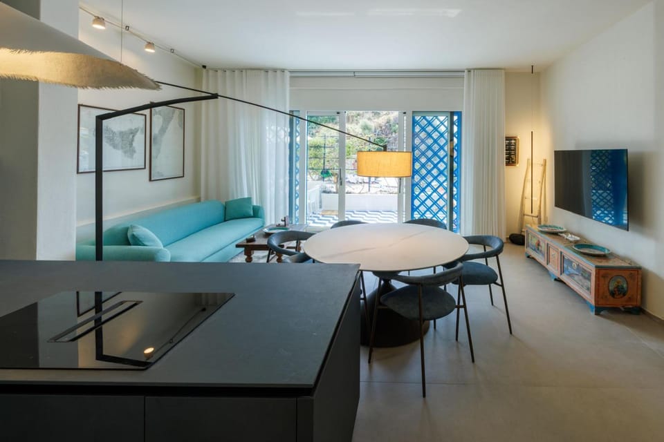Kitchen or kitchenette, Living room, Dining area