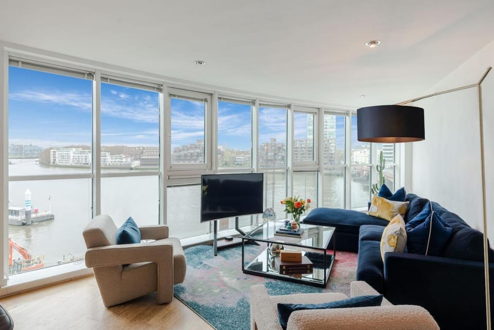 TV and multimedia, Living room, Seating area, Evening entertainment, River view
