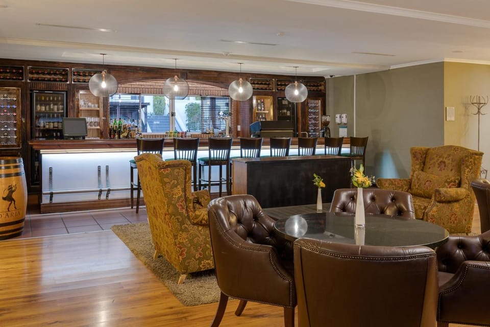 Restaurant/places to eat, Lounge or bar