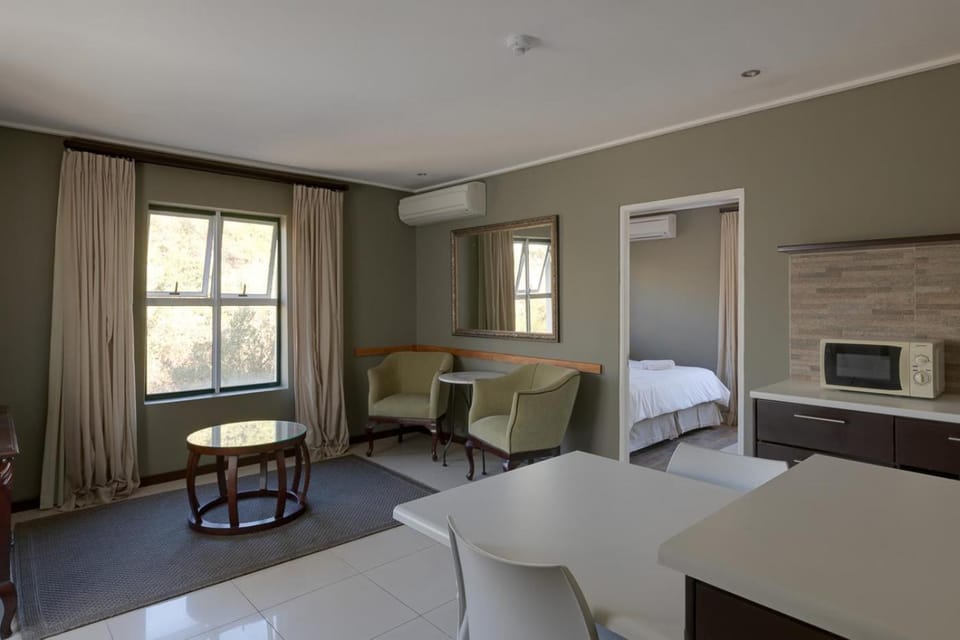 Bed, Kitchen or kitchenette, Living room, Bedroom
