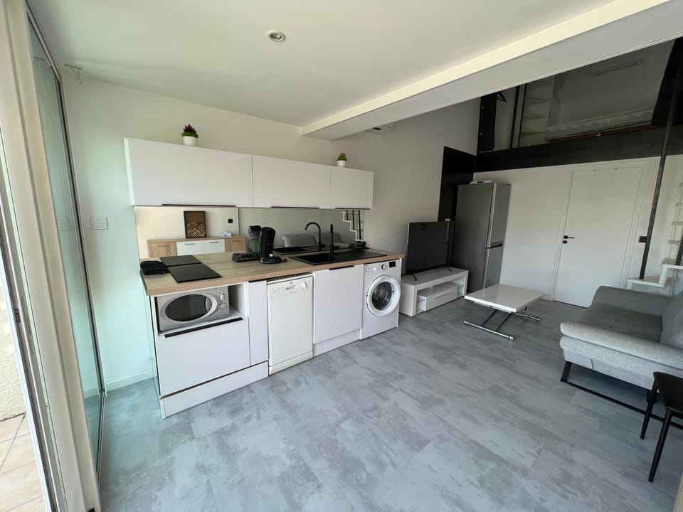 Kitchen or kitchenette, dishwasher, stove, washing machine