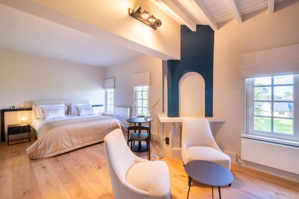 Photo of the whole room, Seating area, Bedroom