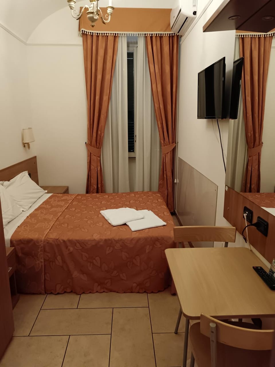 Bed, TV and multimedia, Photo of the whole room, Bedroom, towels, air conditioner
