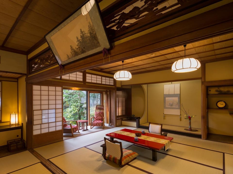 Photo of the whole room, Garden view