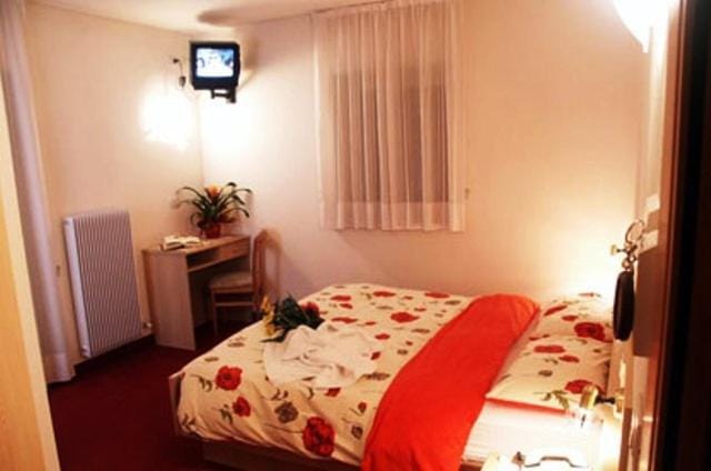 Bed, Seating area
