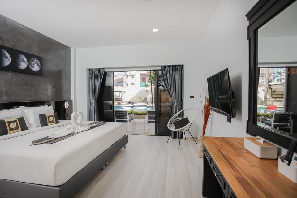 Bed, TV and multimedia, Bedroom, hair dresser, towels