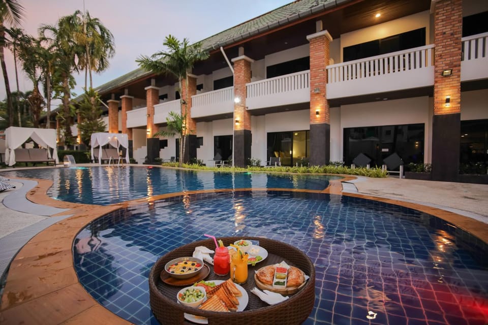 Property building, Food and drinks, Food, Pool view, Swimming pool, Drinks