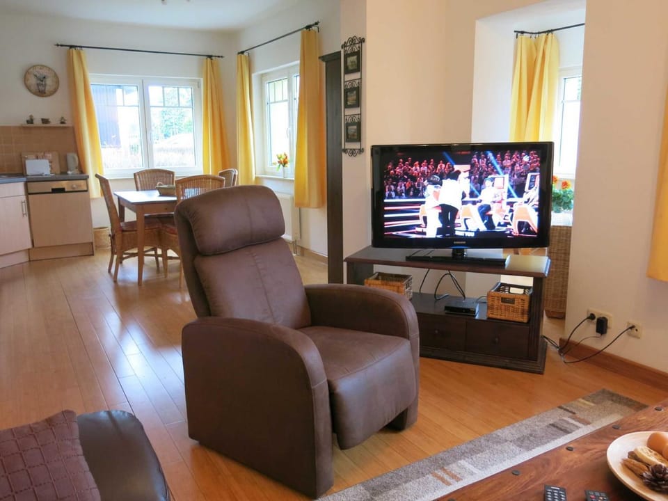 TV and multimedia, Kitchen or kitchenette, Living room, Seating area, Dining area