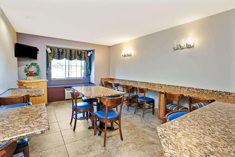 Seating area, Breakfast