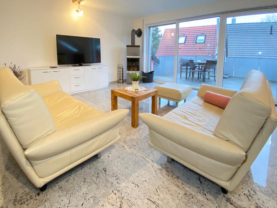 TV and multimedia, Living room, Seating area, Evening entertainment