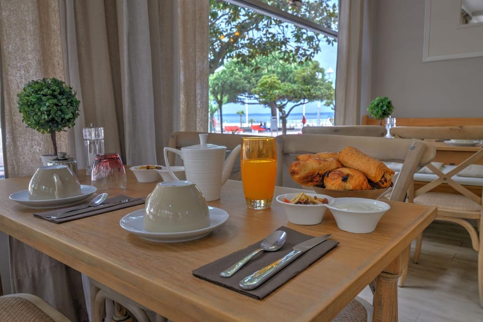 Lounge or bar, Breakfast