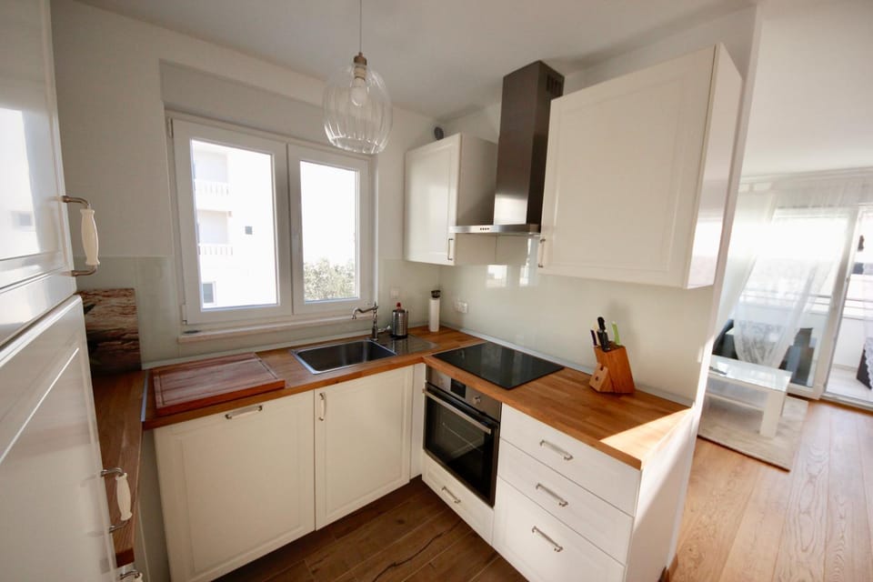 Kitchen or kitchenette, City view, Garden view, Quiet street view