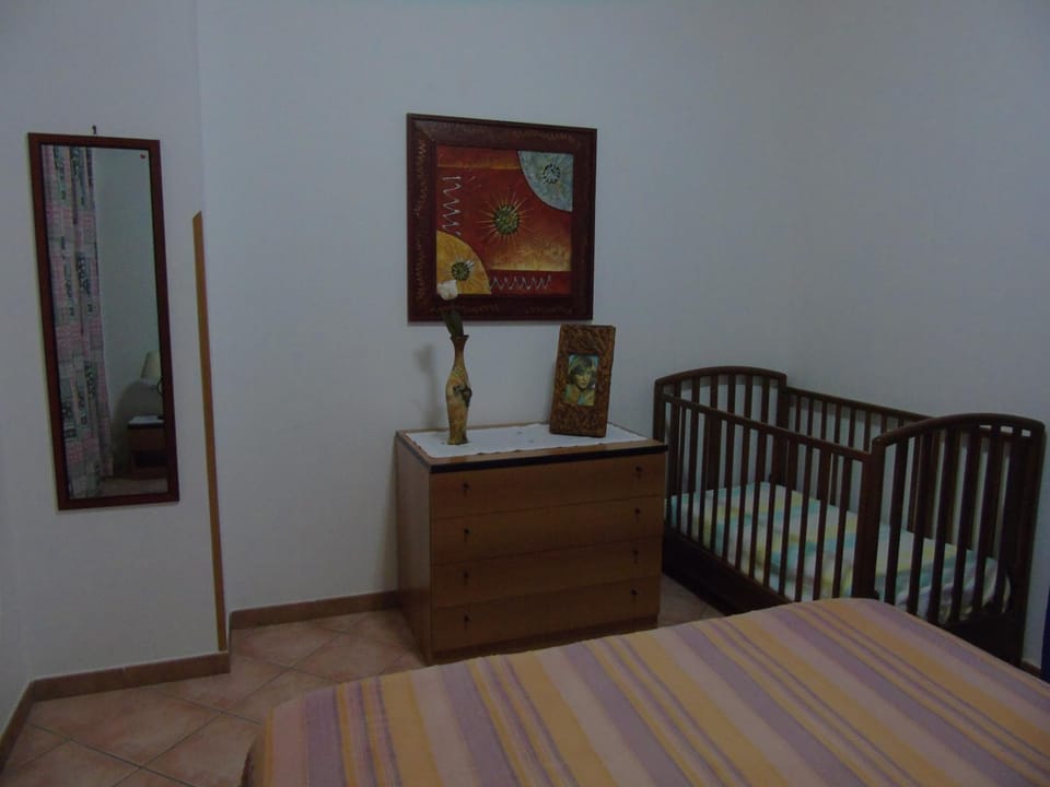 Bedroom, cot